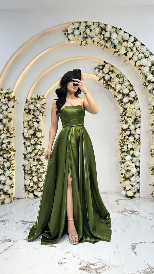 Kabarık, puf kollar Yeşil Abiye  omuzları açıkta bırakan Saten  ipeksi parlaklığa sahip kumaş türü. 42