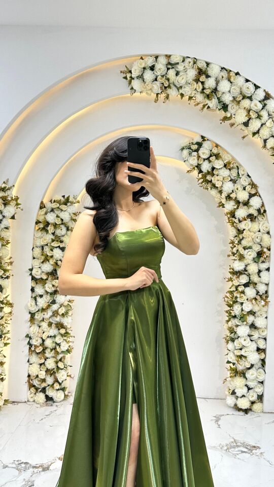 Kabarık, puf kollar Yeşil Abiye  omuzları açıkta bırakan Saten  ipeksi parlaklığa sahip kumaş türü. 42