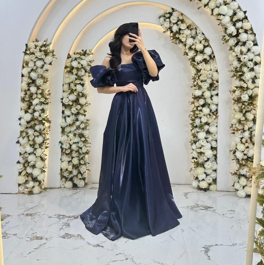 Kabarık, puf kollar Mor l Abiye  omuzları açıkta bırakan Saten  ipeksi parlaklığa sahip kumaş türü. 42