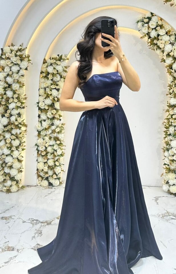 Kabarık, puf kollar Mor l Abiye  omuzları açıkta bırakan Saten  ipeksi parlaklığa sahip kumaş türü. 36