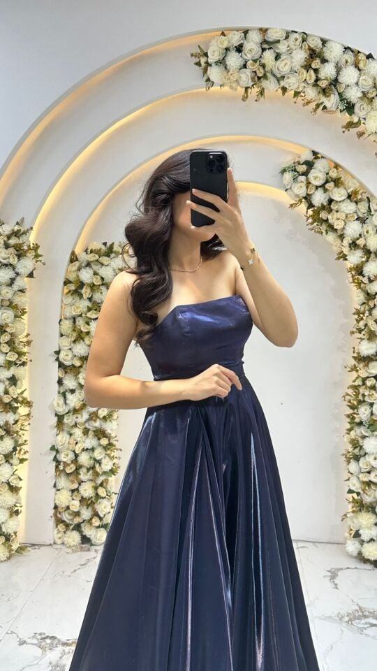 Kabarık, puf kollar Mor l Abiye  omuzları açıkta bırakan Saten  ipeksi parlaklığa sahip kumaş türü. 36