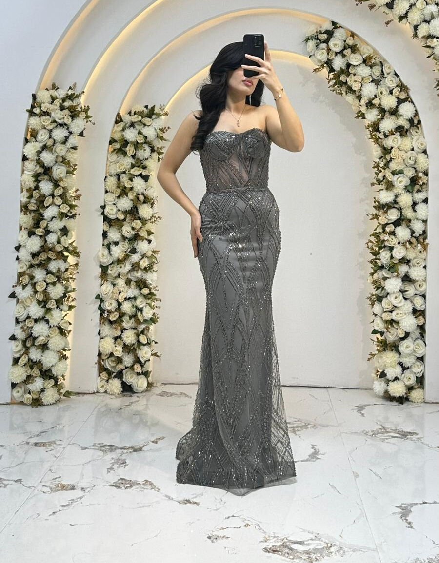 Straplez ve boydan boya ışıltılı/pul işlemeli bir Gri  Abiye modelidir. Vücuda oturan, balık kesim bir silüete sahiptir. 42