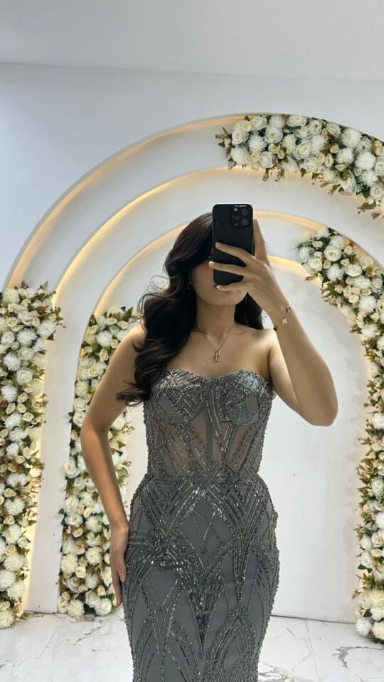 Straplez ve boydan boya ışıltılı/pul işlemeli bir Gri  Abiye modelidir. Vücuda oturan, balık kesim bir silüete sahiptir. 42