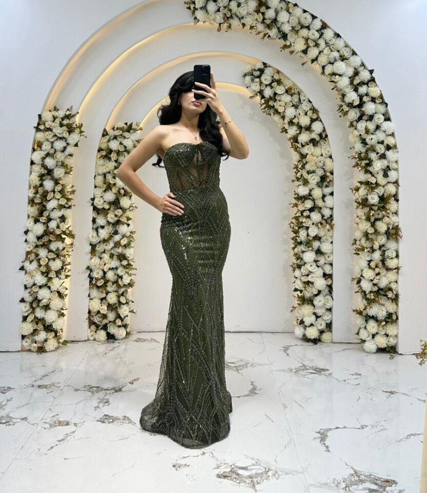 Straplez ve boydan boya ışıltılı/pul işlemeli bir Yeşil  Abiye modelidir. Vücuda oturan, balık kesim bir silüete sahiptir. 42