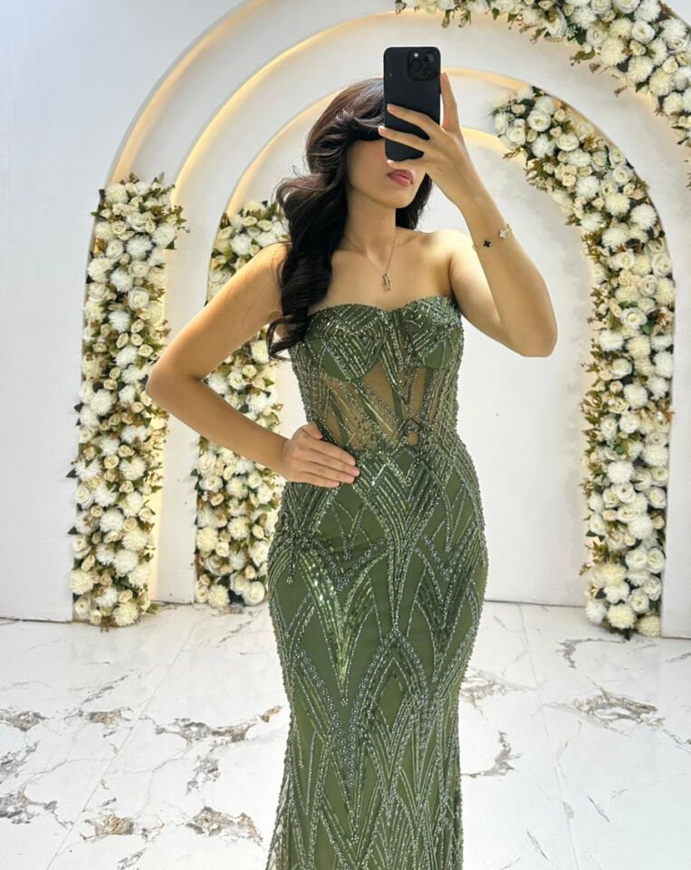 Straplez ve boydan boya ışıltılı/pul işlemeli bir Yeşil  Abiye modelidir. Vücuda oturan, balık kesim bir silüete sahiptir. 42