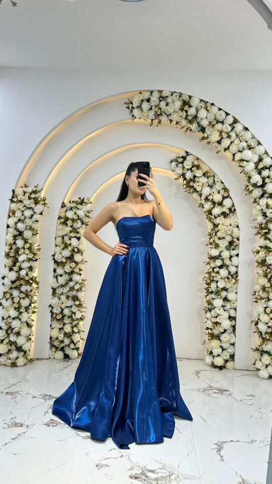 Kabarık, puf kollar Mavi  Abiye  omuzları açıkta bırakan Saten  ipeksi parlaklığa sahip kumaş türü. 36