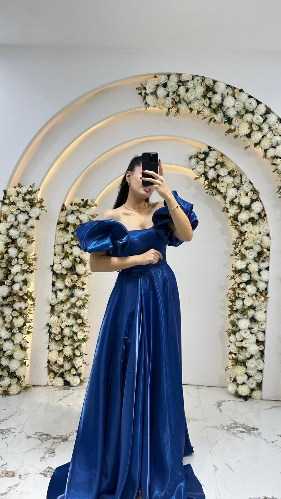 Kabarık, puf kollar Mavi  Abiye  omuzları açıkta bırakan Saten  ipeksi parlaklığa sahip kumaş türü. 36