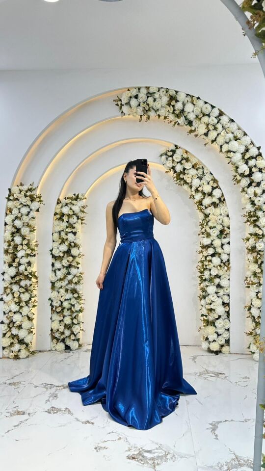 Kabarık, puf kollar Mavi  Abiye  omuzları açıkta bırakan Saten  ipeksi parlaklığa sahip kumaş türü. 36