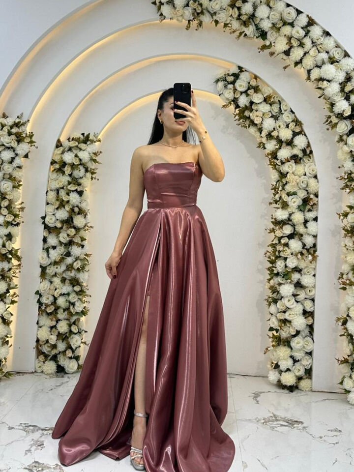 Kabarık, puf kollar Gül  Kurusu Abiye  omuzları açıkta bırakan Saten  ipeksi parlaklığa sahip kumaş türü. 42