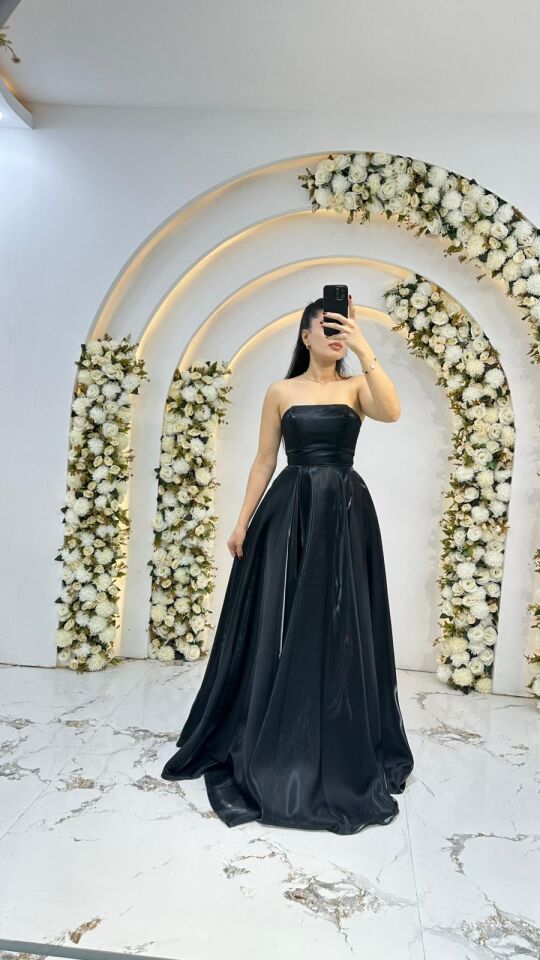 Kabarık, puf kollar Siyah  Abiye  omuzları açıkta bırakan Saten  ipeksi parlaklığa sahip kumaş türü. 42