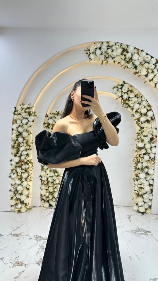 Kabarık, puf kollar Siyah  Abiye  omuzları açıkta bırakan Saten  ipeksi parlaklığa sahip kumaş türü. 42