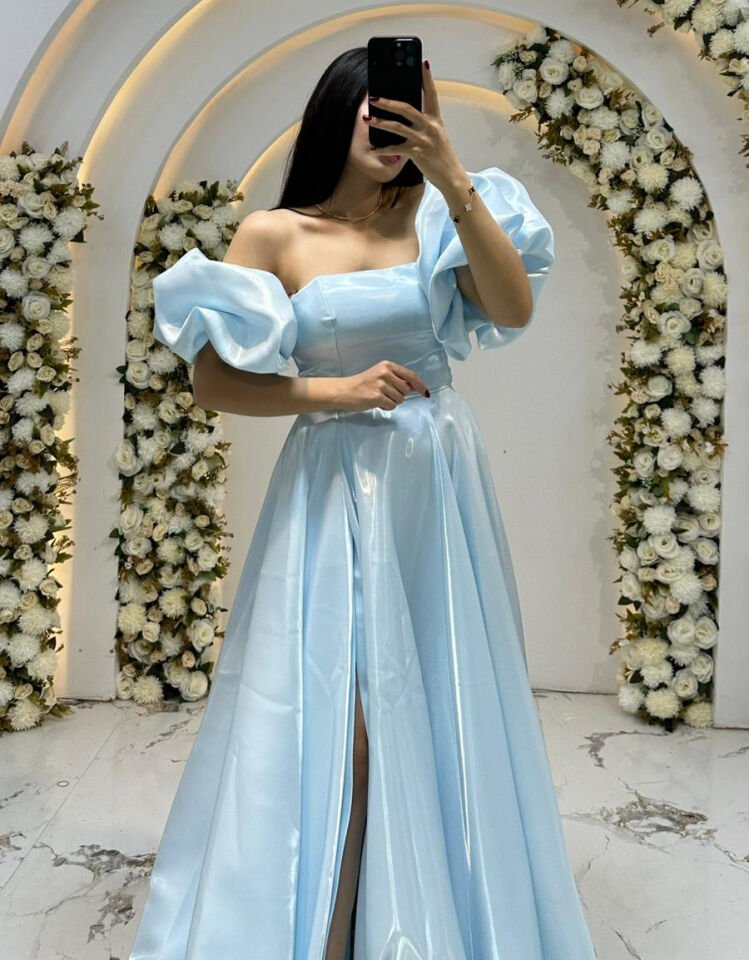 Kabarık, puf kollar Mavi  Abiye  omuzları açıkta bırakan Saten  ipeksi parlaklığa sahip kumaş tür 36