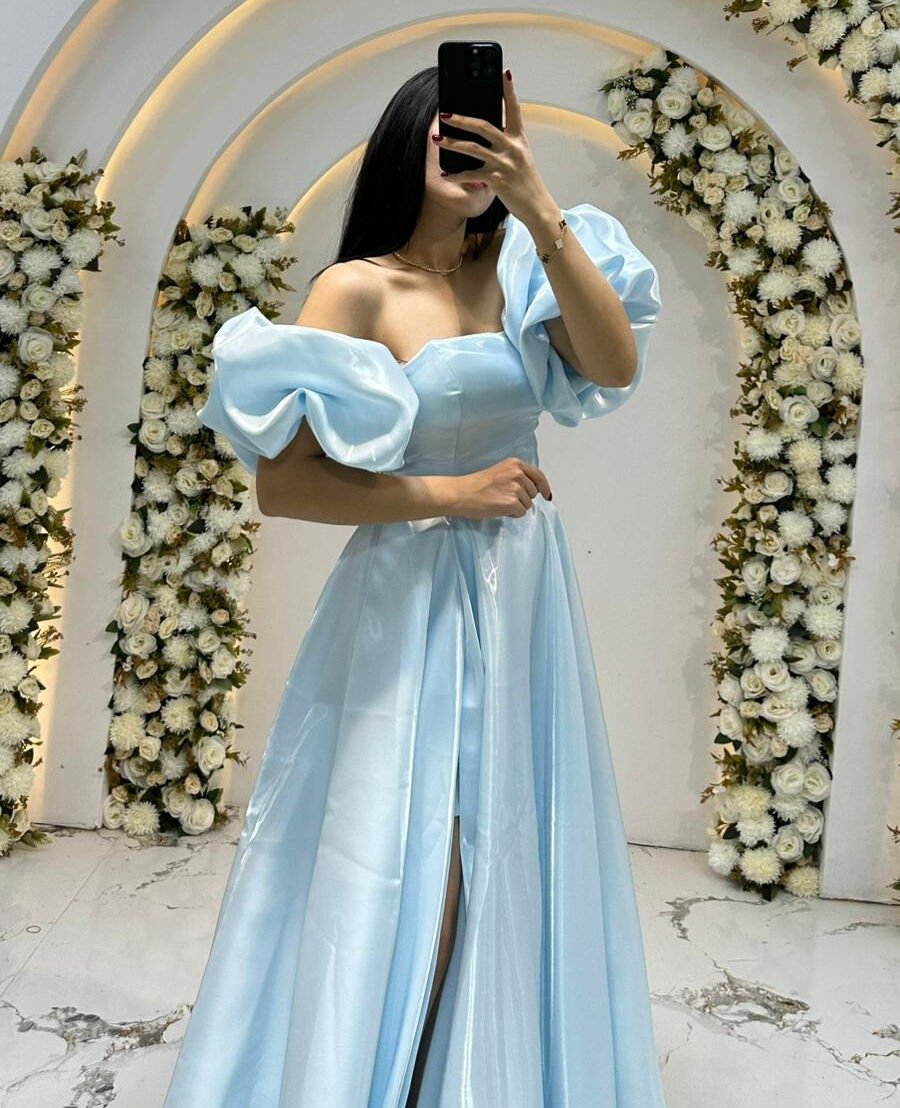 Kabarık, puf kollar Mavi  Abiye  omuzları açıkta bırakan Saten  ipeksi parlaklığa sahip kumaş tür 36