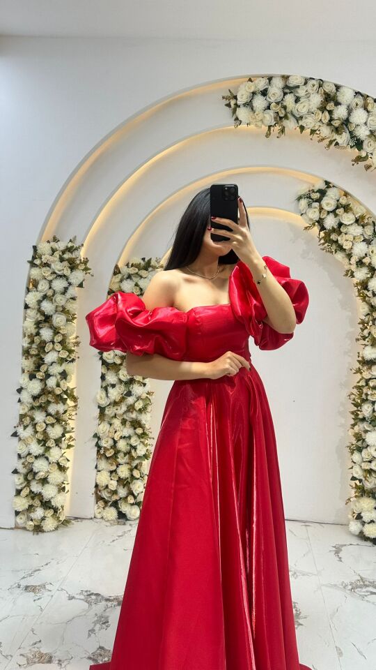 Kabarık, puf kollar Kırmızı Abiye  omuzları açıkta bırakan Saten  ipeksi parlaklığa sahip kumaş tür 42