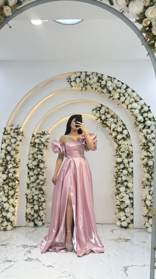 Kabarık, puf kollar Şeker Pembesi  Abiye  omuzları açıkta bırakan Saten  ipeksi parlaklığa sahip kumaş tür 36