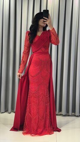 Uzun kollu, pullu ve payetli balık kesim Kırmızı Abiye elbise. Belden düşümlü, sade kumaştan uzun pelerin kuyruk detayı mevcuttur. 44