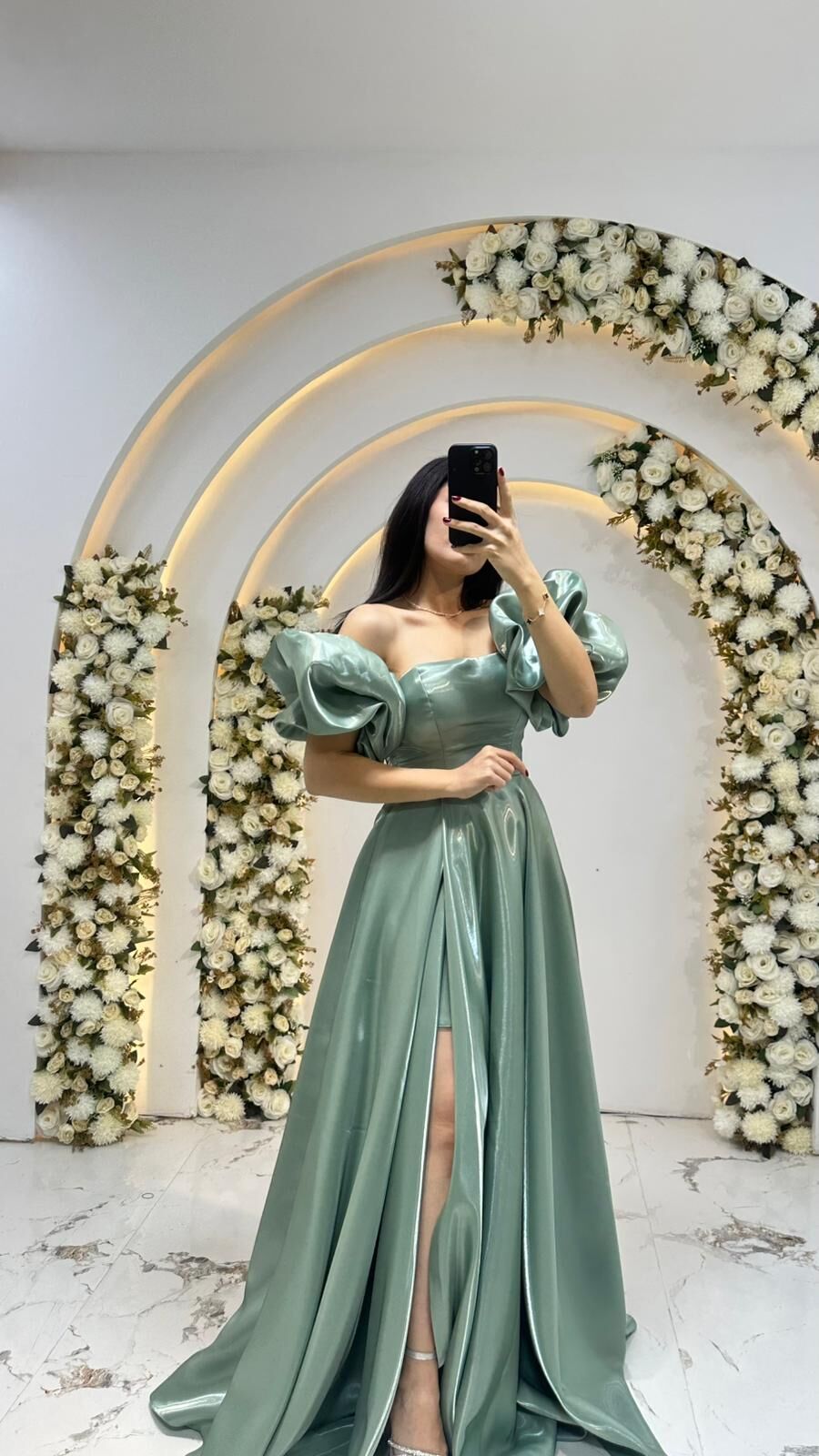 Kabarık, puf kollar Çağla Yeşili  Abiye  omuzları açıkta bırakan Saten  ipeksi parlaklığa sahip kumaş tür 42