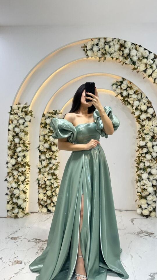 Kabarık, puf kollar Çağla Yeşili  Abiye  omuzları açıkta bırakan Saten  ipeksi parlaklığa sahip kumaş tür 42