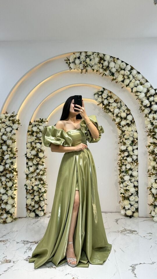 Kabarık, puf kollar  Yeşil Abiye  omuzları açıkta bırakan Saten  ipeksi parlaklığa sahip kumaş tür 42