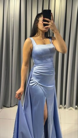 Saten Kare yaka, bele oturan drapeli korsaj Yüksek bacak yırtmacı ve uzun dökümlü kuyruk 42