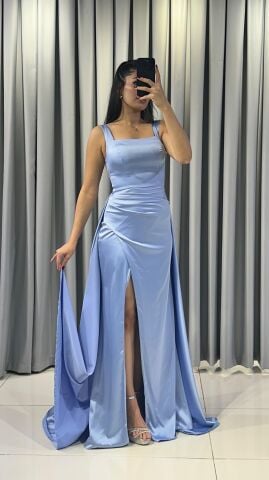 Saten Kare yaka, bele oturan drapeli korsaj Yüksek bacak yırtmacı ve uzun dökümlü kuyruk 42