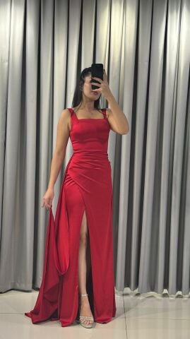 Saten Kare yaka, bele oturan drapeli korsaj Yüksek bacak yırtmacı ve uzun dökümlü kuyruk Kırmızı Abiye  42