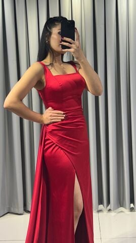 Saten Kare yaka, bele oturan drapeli korsaj Yüksek bacak yırtmacı ve uzun dökümlü kuyruk Kırmızı Abiye  42