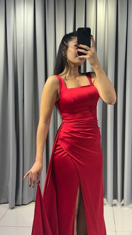 Saten Kare yaka, bele oturan drapeli korsaj Yüksek bacak yırtmacı ve uzun dökümlü kuyruk Kırmızı Abiye 42