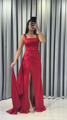 Saten Kare yaka, bele oturan drapeli korsaj Yüksek bacak yırtmacı ve uzun dökümlü kuyruk Kırmızı Abiye 42