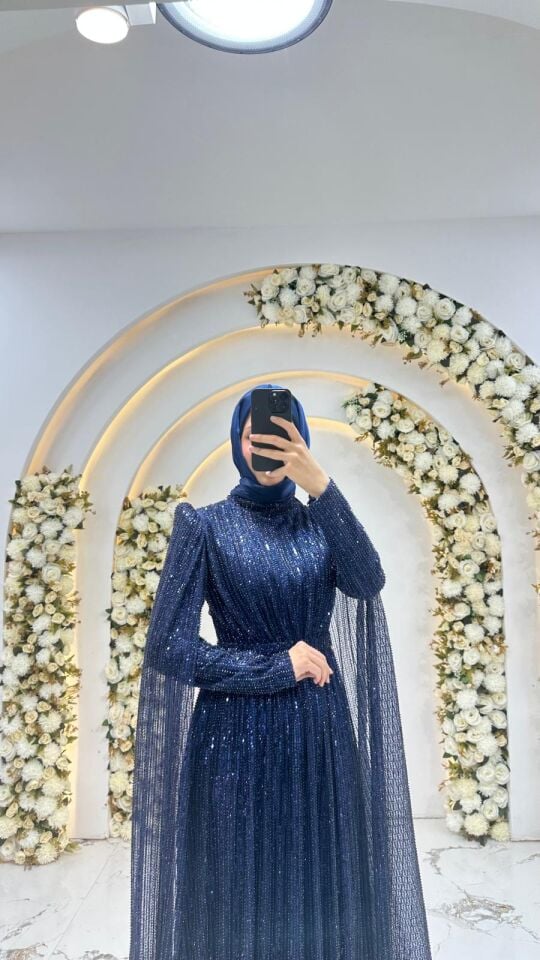 Tamamı ışıltılı payet işlemeli Omuzdan dökülen zarif pelerin kollar ve hakim yaka Belden oturtmalı, boydan uzun A kesim Lacivert Abiye 44