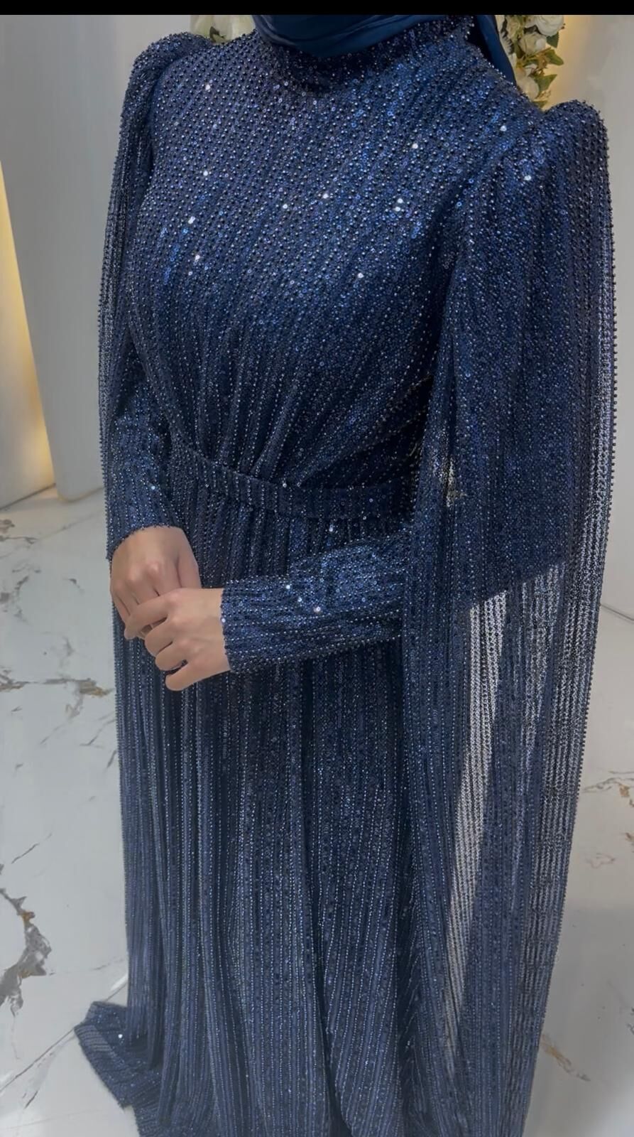 Tamamı ışıltılı payet işlemeli Omuzdan dökülen zarif pelerin kollar ve hakim yaka Belden oturtmalı, boydan uzun A kesim Lacivert Abiye 44