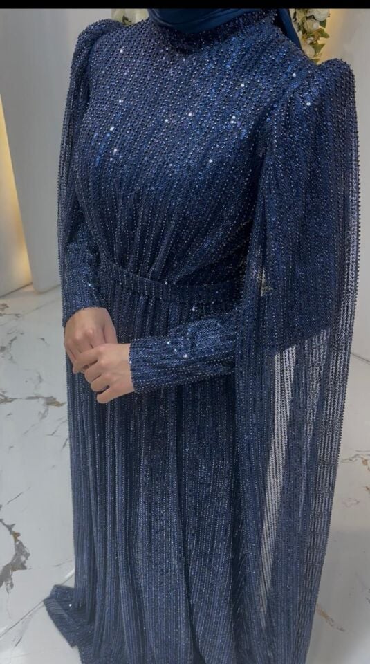 Tamamı ışıltılı payet işlemeli Omuzdan dökülen zarif pelerin kollar ve hakim yaka Belden oturtmalı, boydan uzun A kesim Lacivert Abiye 44