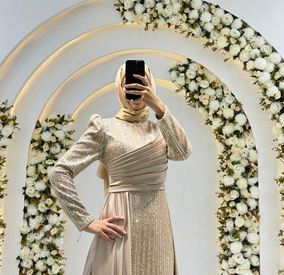 Tam boy, uzun kollu ve hakim yaka formunda pul payet işlemeli saten drape yanlardan dökülen zarif kuyruk  Krem  Tesettür Abiye 44