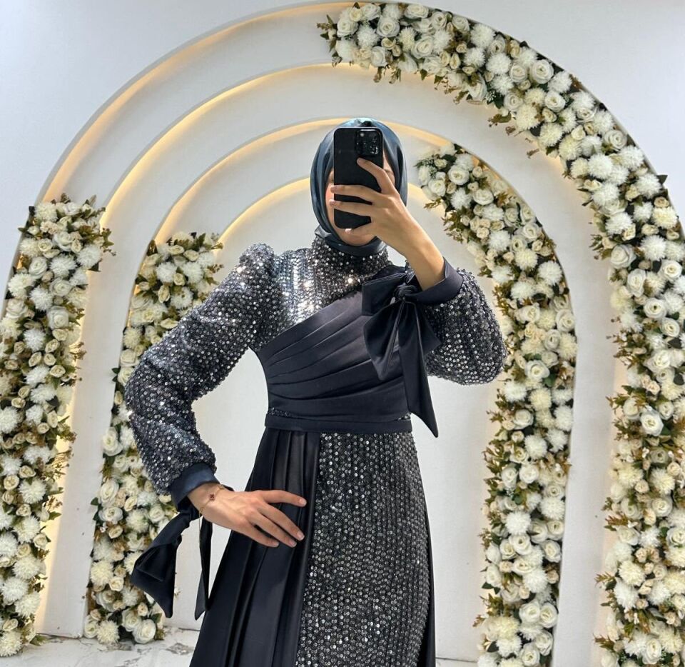 Tam boy, uzun kollu ve hakim yaka formunda pul payet işlemeli saten drape yanlardan dökülen zarif kuyruk Lacivert Tesettür Abiye 44