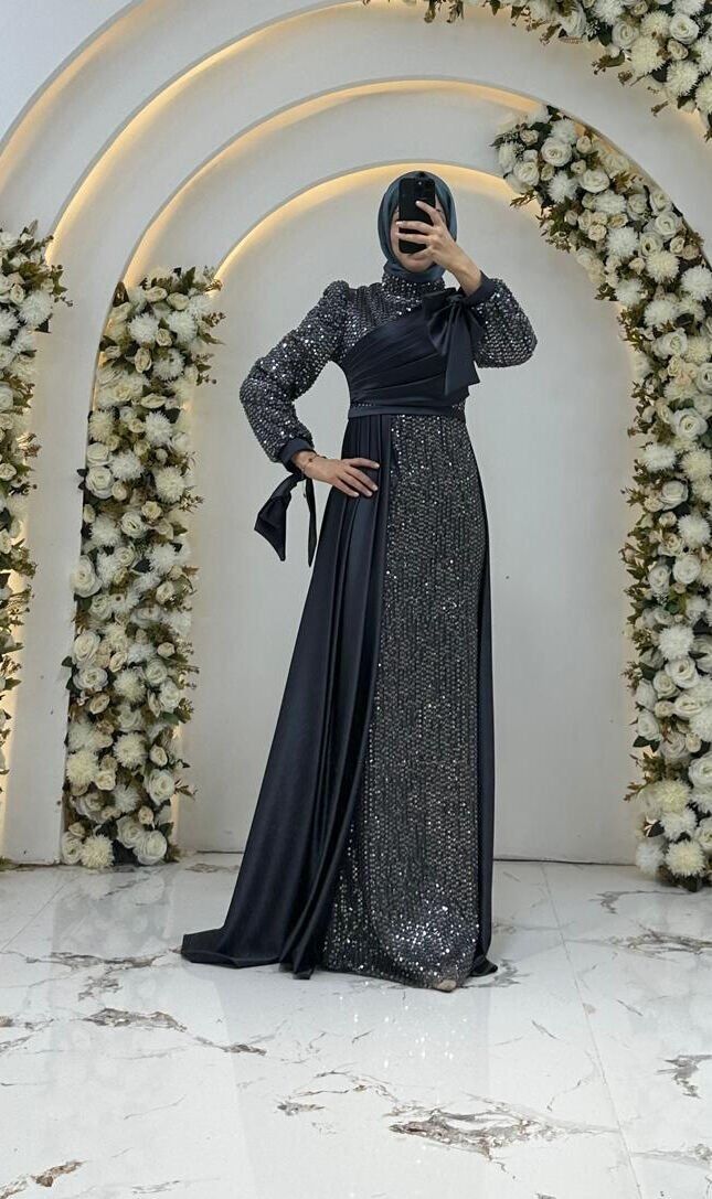 Tam boy, uzun kollu ve hakim yaka formunda pul payet işlemeli saten drape yanlardan dökülen zarif kuyruk Lacivert Tesettür Abiye 44