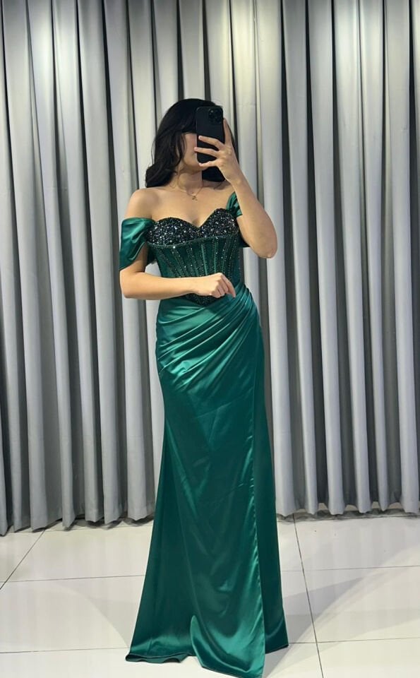 Saten Kolları düşük özel tasarım yırtmaçlı göğüs taş işlemeli Yeşil  ABİYE 36