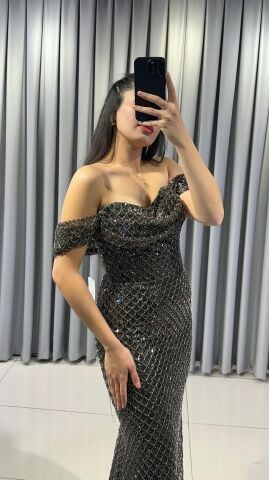 Omuzları açık vücuda oturan balık Göğüs kısmı ve korsaj, parlak boncuk pul işlemelerle yoğun bir şekilde süslü Ön kısımda yüksek yırtmaç Saten Yeşil Abiye 44