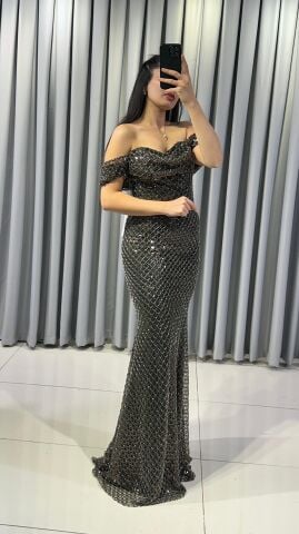 Omuzları açık vücuda oturan balık Göğüs kısmı ve korsaj, parlak boncuk pul işlemelerle yoğun bir şekilde süslü Ön kısımda yüksek yırtmaç Saten Yeşil Abiye 44