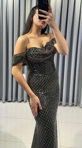 Omuzları açık vücuda oturan balık Göğüs kısmı ve korsaj, parlak boncuk pul işlemelerle yoğun bir şekilde süslü Ön kısımda yüksek yırtmaç Saten Yeşil Abiye 44