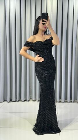 Omuzları açık vücuda oturan balık Göğüs kısmı ve korsaj, parlak boncuk pul işlemelerle yoğun bir şekilde süslü Ön kısımda yüksek yırtmaç Saten Siyah Abiye 44