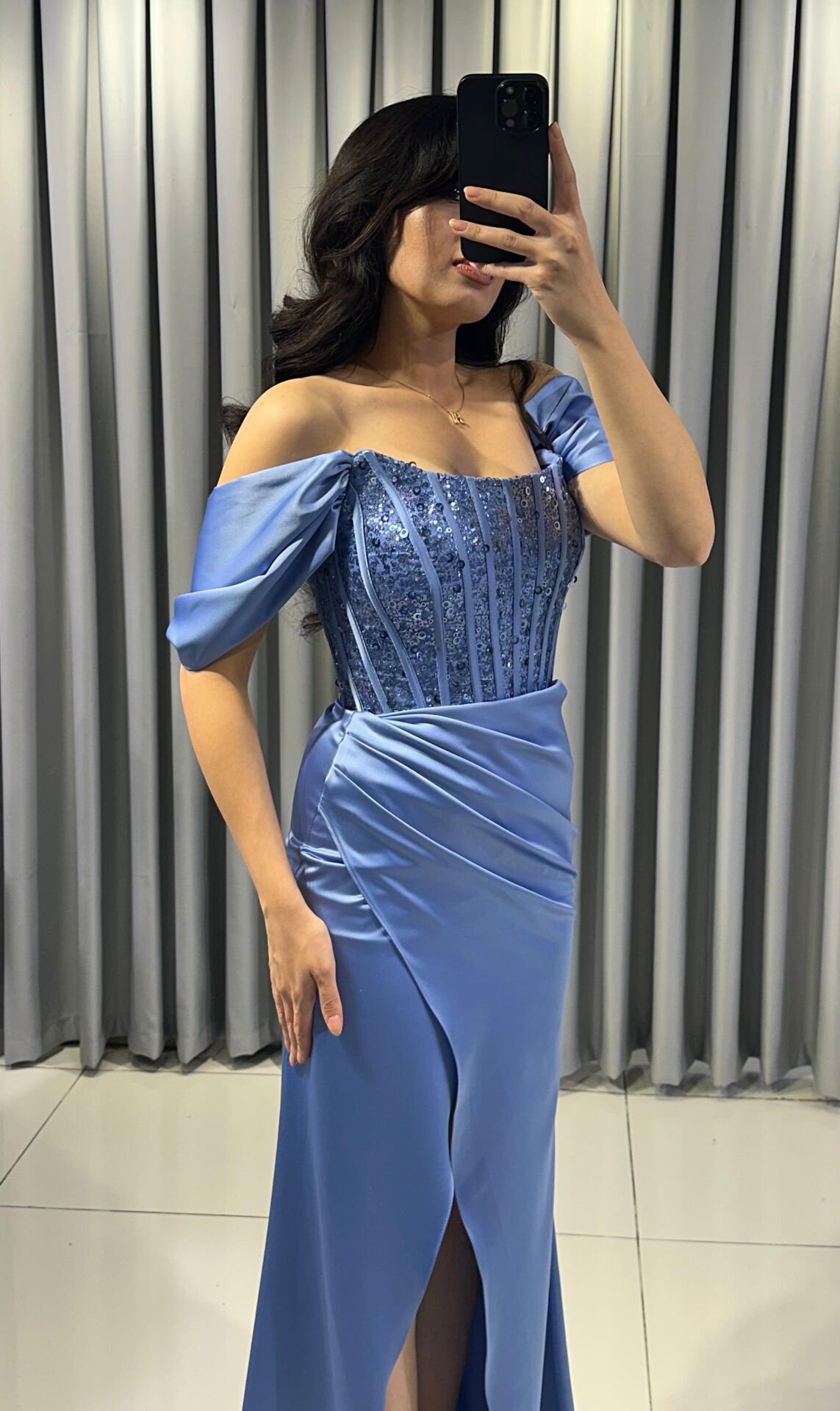 Omuzları açık vücuda oturan balık Göğüs kısmı ve korsaj, parlak boncuk pul işlemelerle yoğun bir şekilde süslü Ön kısımda yüksek yırtmaç Saten Mavi Abiye 42