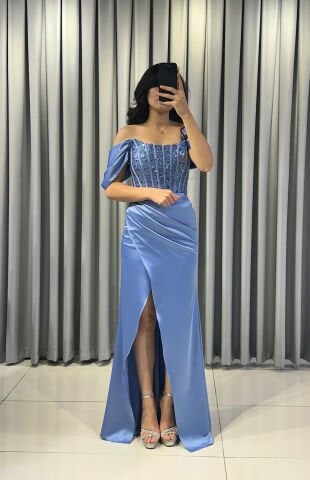 Omuzları açık vücuda oturan balık Göğüs kısmı ve korsaj, parlak boncuk pul işlemelerle yoğun bir şekilde süslü Ön kısımda yüksek yırtmaç Saten Mavi Abiye 42