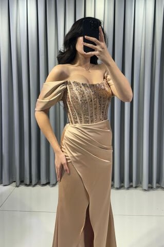 Omuzları açık vücuda oturan balık Göğüs kısmı ve korsaj, parlak boncuk pul işlemelerle yoğun bir şekilde süslü Ön kısımda yüksek yırtmaç Saten Gold Abiye 42