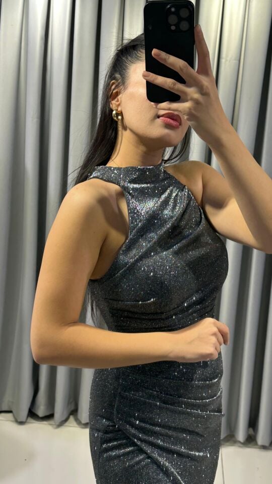 Halter yaka vücuda oturan yandan derin yırtmaçlı hafif parlak simli kumaş Gri  Abiye elbise 38