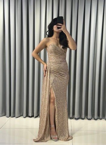 Baştan sona ışıltılı ve pullu Göğüs kısmında büzgülü ve vücudu saran kesim; yan kısımda, yırtmacın hemen yanında toplanmış, asimetrik bir etek detaylı Bej Abiye 40