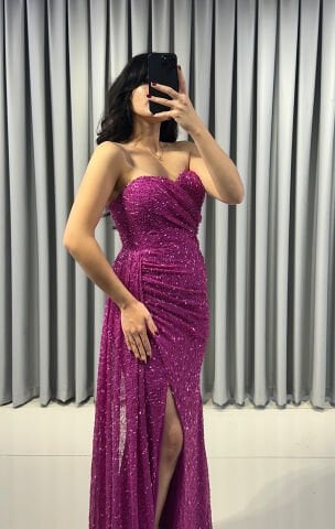 Baştan sona ışıltılı ve pullu Göğüs kısmında büzgülü ve vücudu saran kesim; yan kısımda, yırtmacın hemen yanında toplanmış, asimetrik bir etek detaylı  Fuşya Abiye 40