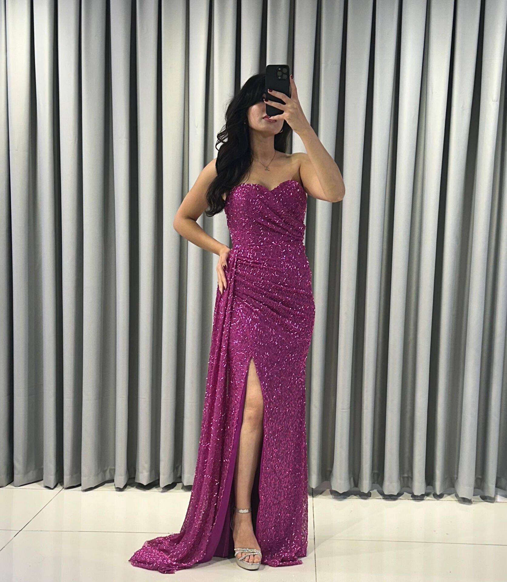 Baştan sona ışıltılı ve pullu Göğüs kısmında büzgülü ve vücudu saran kesim; yan kısımda, yırtmacın hemen yanında toplanmış, asimetrik bir etek detaylı  Fuşya Abiye 40