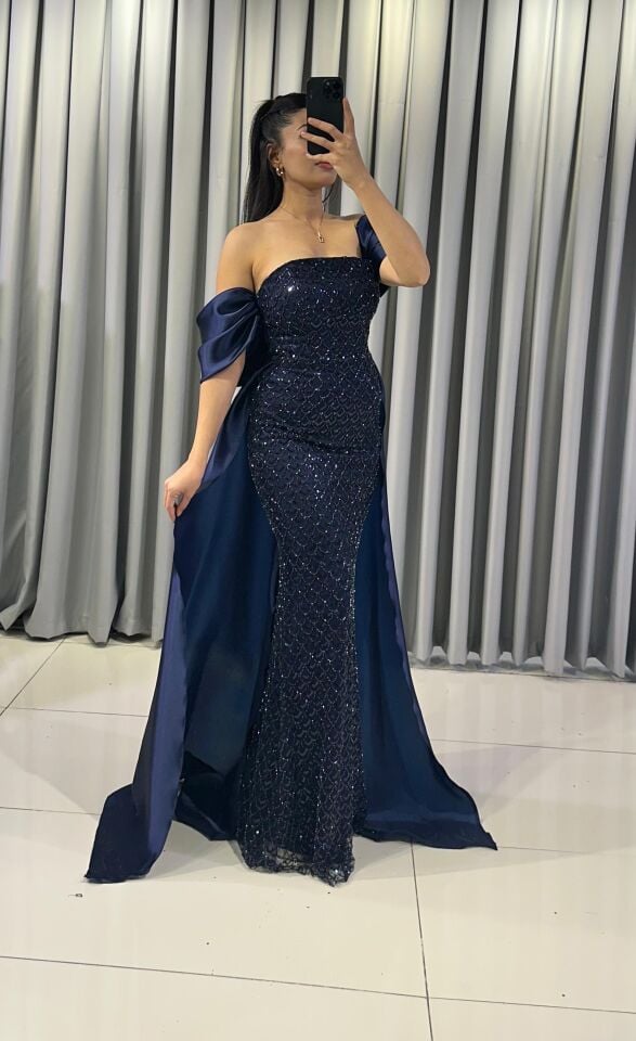 Straplez yaka ve boydan boya pul payet işlemeli Vücudu saran balık göz alıcı Lacivert Abiye 44