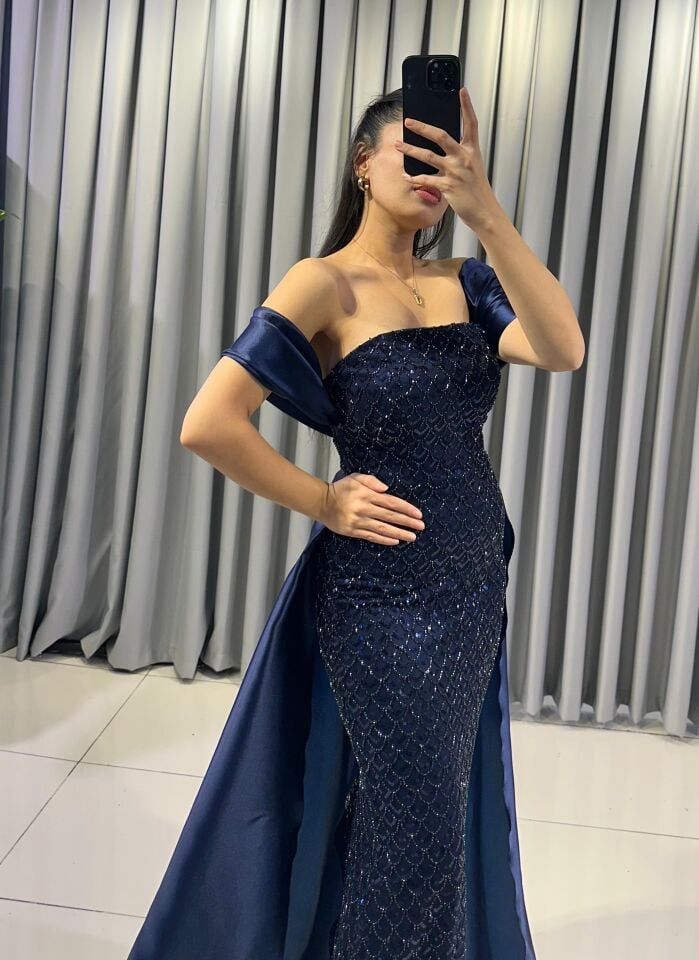 Straplez yaka ve boydan boya pul payet işlemeli Vücudu saran balık göz alıcı Lacivert Abiye 44