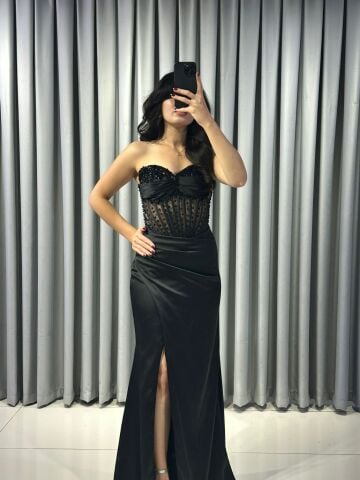 Korse tarzı transparan detaylı büstiyer Parlak, dökümlü saten kumaştan, önde yüksek yırtmaçlı uzun etek abiyen 38 - Siyah